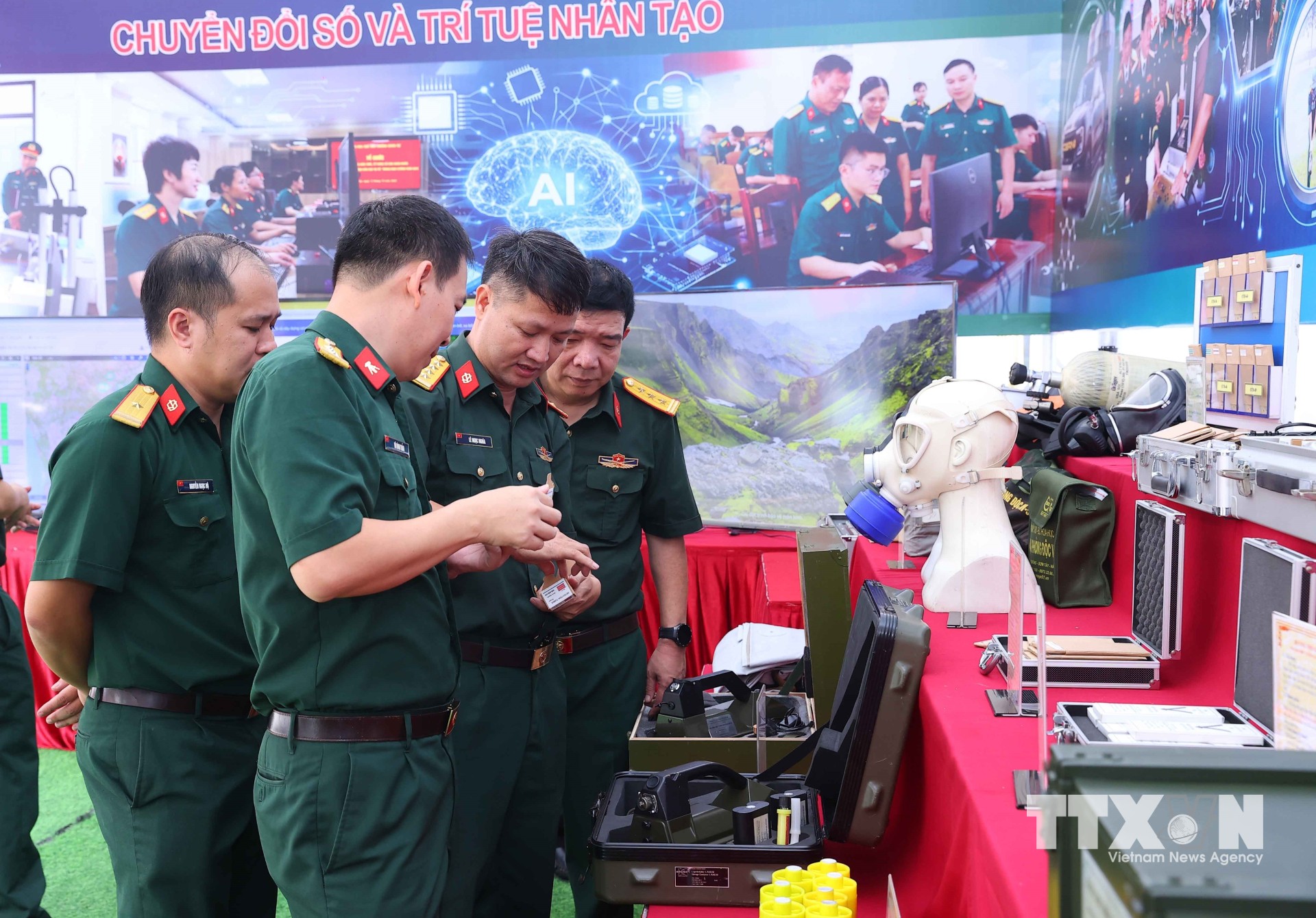Các đại biểu tham quan khu trưng bày các sản phẩm máy móc, thiết bị tại hội thảo. (Ảnh: Văn Điệp/TTXVN)